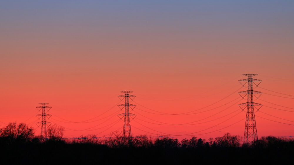 送電線と夕陽